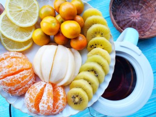 8、自制高颜值低卡水果茶,倒入水果,