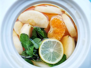 9、自制高颜值低卡水果茶,加入薄荷。