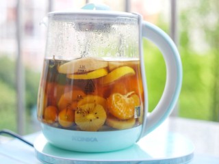 10、自制高颜值低卡水果茶,泡制5分钟。