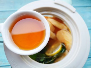 11、自制高颜值低卡水果茶,放温后加入一勺蜂蜜搅拌均匀即可。