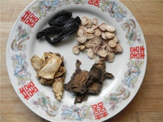 1、妇科圣方《四物汤》,准备当归、川芎、白芍、熟地