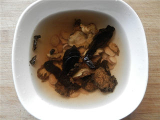 2、妇科圣方《四物汤》,药材放1碗水，泡半小时以上