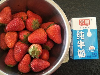 1、草莓奶昔????—少女心爆棚,准备8-10新鲜草莓????牛奶