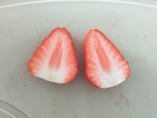 2、草莓奶昔????—少女心爆棚,草莓切小块