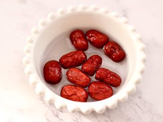 2、金燕耳金桔桂圆羹,红枣洗净后浸泡一会儿。