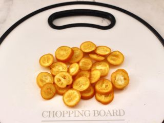 4、金燕耳金桔桂圆羹,把金桔洗净后去蒂,用刀切成薄片后去核。
