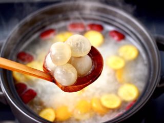 11、金燕耳金桔桂圆羹,再加入去皮的桂圆。