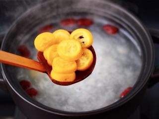 10、金燕耳金桔桂圆羹,这个时候加入切片的金桔。