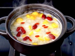 14、金燕耳金桔桂圆羹,待冰糖全部融化之后,撒上少许枸杞,即可关火。