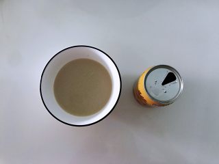 1、姜黄花卷,饮料做,准备好食材,我用的是什么植物蛋白饮料,不是所有的饮料都可以拿来做面食,一些什么果汁类的还是算了,能喝就喝不能喝的想办法处理就行了,什么奶类的可以拿来和面。