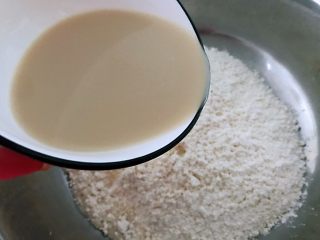 2、姜黄花卷,饮料做,将奶微微加至温热后,倒入装有酵母的碗中融化酵母,静置三分钟左右,少量多次倒入面粉中,先拌成絮状,再慢慢揉成面团。
