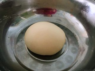 3、姜黄花卷,饮料做,面和好后一定时手光、盆光、面光,盖上盖子或者保鲜膜醒几分钟,不是发酵。