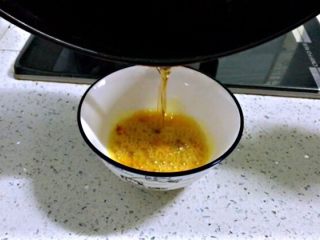 4、姜黄花卷,饮料做,利用这个时间,姜黄放入碗中,放盐,热锅中加玉米油稍稍有点温度后到入碗中,搅拌均匀。