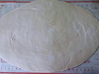 6、姜黄花卷,饮料做,最后成品花卷的纹路要好看,层次多并且分明,这儿的面饼就不能擀厚。