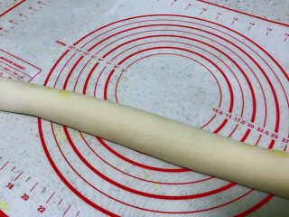 8、姜黄花卷,饮料做,把面饼卷起来。