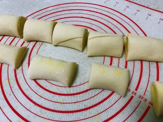 9、姜黄花卷,饮料做,切成长度为8厘米大小均匀的剂子。