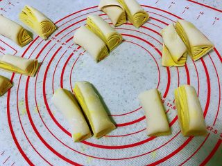 10、姜黄花卷,饮料做,在剂子中间切一刀,平分成两半。