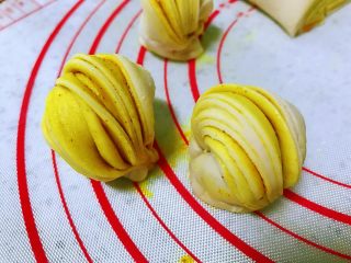 12、姜黄花卷,饮料做,做好所有的。