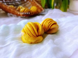 14、姜黄花卷,饮料做,取出可以吃了,一次吃不完的晾凉后装保鲜袋放入冰箱保存,吃的时候拿出来加热。