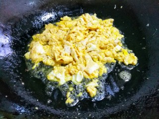 4、无敌好吃却不正宗的扬州炒饭,入油锅中炒散。