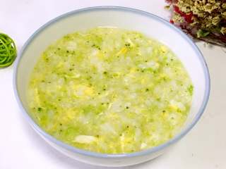 5、西兰花蛋花粥,亚麻籽油富含α-亚麻酸，α-亚麻酸在体内能转化为DHA和EPA，能促进婴幼儿的智力发育和视力发育，也是非常好的纯天然健脑食品。