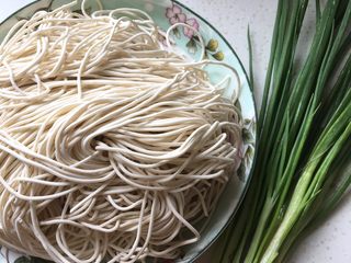 1、葱油拌面,准备食材