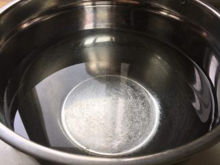 2、葱油拌面,事先烧一大盆开水冷透