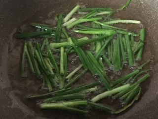 5、葱油拌面,加油进去大火熬葱油
