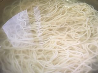 11、葱油拌面,八成熟捞出放冷开水中浸泡