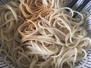 12、葱油拌面,沥干水份加入调料拌均匀