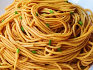 13、葱油拌面,装盘撒上葱花