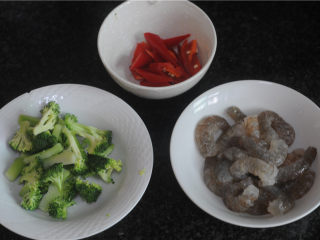 1、西兰花炒虾球,鲜虾仁清洗干净后剥出完整的虾肉，并用牙签挑去虾线