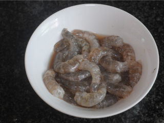 2、西兰花炒虾球,将虾拌入白胡椒粉、少量盐和料酒腌制