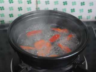 4、西兰花炒虾球,红辣椒也汆烫