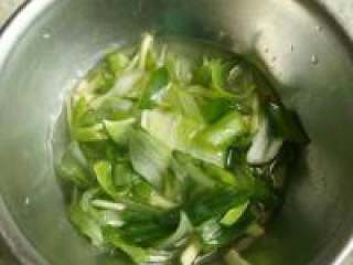 1、自己动手做生煎包子,把姜片和葱丝，泡在水里，揉捏一会，就成了葱姜水。