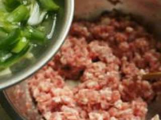 2、自己动手做生煎包子,把水倒入猪肉馅，目的是为了去腥味。
