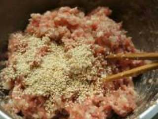 4、自己动手做生煎包子, 加盐，一勺生抽调味，再加入白芝麻。