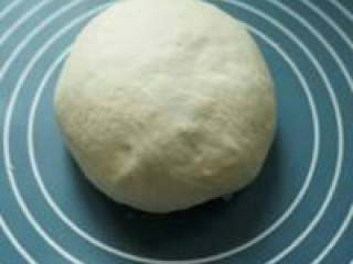 5、自己动手做生煎包子,300克面粉,3克酵母粉，加入150ＭＬ温水，揉成团。