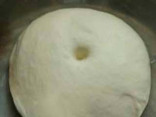 6、自己动手做生煎包子,发酵半小时以上，到原来面团的两倍大小，用手指按一个坑不会反弹。