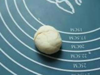 7、自己动手做生煎包子,分割成小剂子。