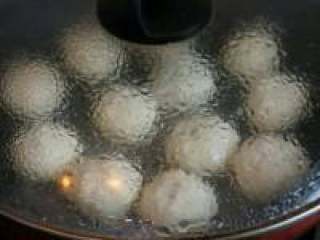 11、自己动手做生煎包子,准备半碗温水，分两次，每次加一半，水能盖住小包子的底即可，每次加好水后，都盖上锅盖，让蒸气焖煮。