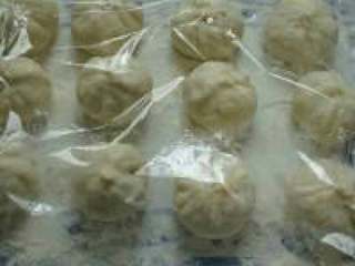 9、自己动手做生煎包子,加入馅料包成小包子。