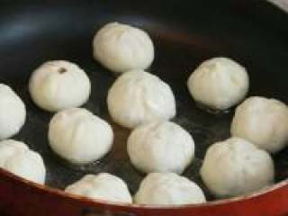 10、自己动手做生煎包子,不粘锅加油，热锅温油，加入小包子，煎到底部金黄。