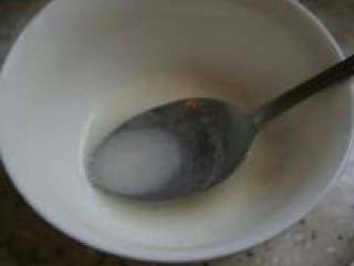 12、自己动手做生煎包子,准备一点面粉调的水，在最后开盖时，倒入锅中，让水份蒸发，把底部煎到金黄。