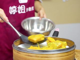 4、不煎不炸，健康养颜的美味——跨界南瓜饼,取出蒸好的南瓜（蒸出来的水可以不要，如果留了水，适量增加粉类的用量）