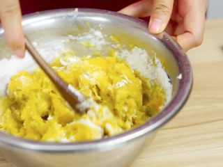7、不煎不炸，健康养颜的美味——跨界南瓜饼,搅拌均匀（用南瓜的温度烫熟澄粉）