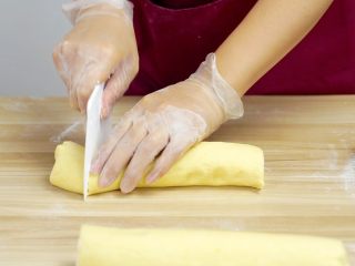 15、不煎不炸，健康养颜的美味——跨界南瓜饼,分成70g左右每个的小剂子