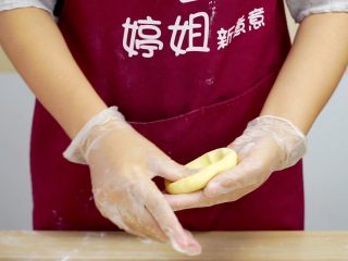 16、不煎不炸，健康养颜的美味——跨界南瓜饼,把剂子按扁成斗的形状