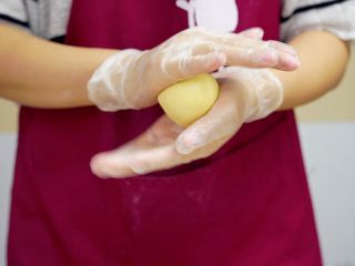 19、不煎不炸，健康养颜的美味——跨界南瓜饼,把包好蔓越莓的南瓜面剂子搓圆