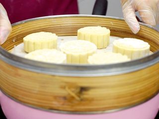 23、不煎不炸，健康养颜的美味——跨界南瓜饼,逐个做好后，放入蒸笼，大火蒸10-12分钟